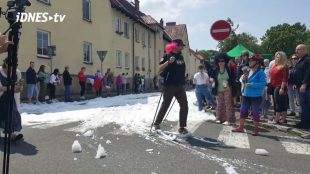 (VIDEO) Vytáhli běžky a šli se bavit. Recesisté z Ostravy zvládli i „náledí a liják“