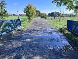 (SROVNÁNÍ) Oprava povrchu ulice K Nadjezdu v roce 2023