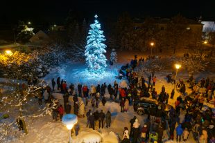 (FOTO) Jaké bylo ” Rozsvícení vánočního stromu s mikulášskou nadílkou a vánočním jarmarkem”