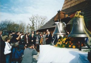 Kněz Adrian Wykret, nový duchovní správce hrabovské farnosti od července 2004, pronáší slavnostní projev, 30. října 2004