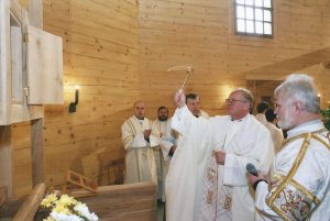 Ostravsko-opavský biskup František Václav Lobkowicz kropí svěcenou vodou svatostánek při slavnostním obřadu zasvěcení nově postaveného kostela, 27. listopadu 2004