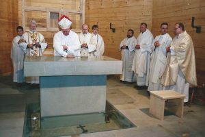 Ostravsko-opavský biskup František Václav Lobkowicz pomazává oltář svatým olejem při svěcení hrabovského kostela sv. Kateřiny, 27. listopadu 2004