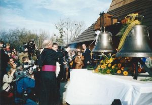 Ostravsko-opavský biskup František Václav Lobkowicz slavnostně okouří nové zvony zasvěcené sv. Františkovi z Assisi a sv. Kláře, 30. října 2004