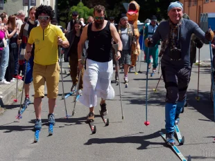 (VIDEO) Pády, berle místo holí i kolečkové brusle. Recesní běh na lyžích v Hrabové bavil