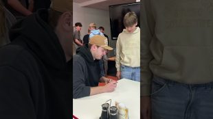 (VIDEO) Hrabová: Hokejista Jakub Dobeš z Montreal Canadiens u nás ve škole...