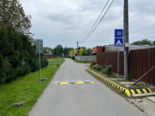 (FOTO) Retardéry na ulici Na Hurtě konečně umístěny!