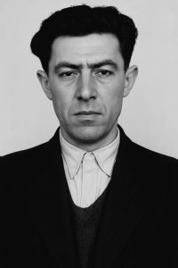 Identifikační fotografie, vyhotovená po zadržení v říjnu 1949, digitálně upravena umělou inteligencí.