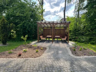 (FOTO) Nová pergola u Domova pokojného stáří zpříjemní pobyt seniorům