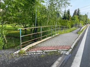 (FOTO) Hrabová je zase o něco krásnější, aneb proběhl nátěr zábradlí