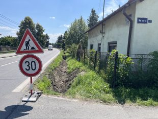 (FOTO) Hrabová: Čištění příkopů v jižní části