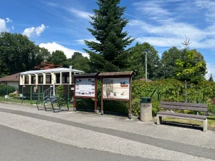 (FOTO) Hrabová: Komunální služby doplnily odpadkové koše a stojan na kola