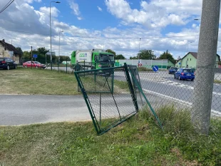 (FOTO) Kdo poškodil sloupek u TJ Sokol Hrabová?