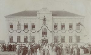 Otevření budovy tzv. nové školy roku 1904, kam byl umístěn hrabovskýpoštovní úřad (Pamětní kniha obce Hrabové 1922-1937).