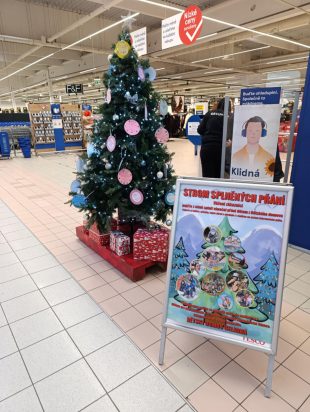 Kouzlo Vánoc v Hrabové: Strom splněných přání pro Dětský domov Čeladná